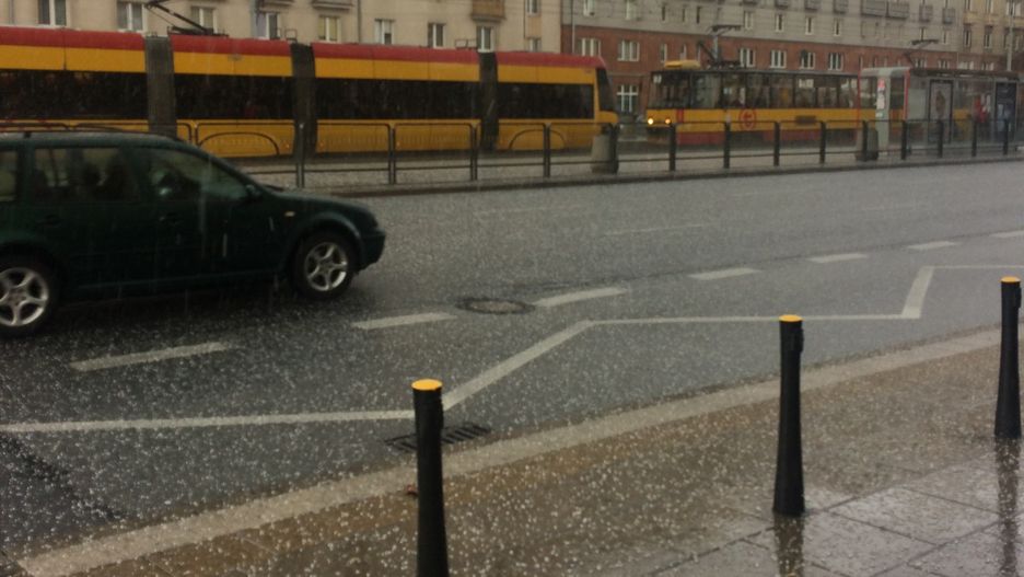 Warszawa. Oberwanie chmury, burza i grad