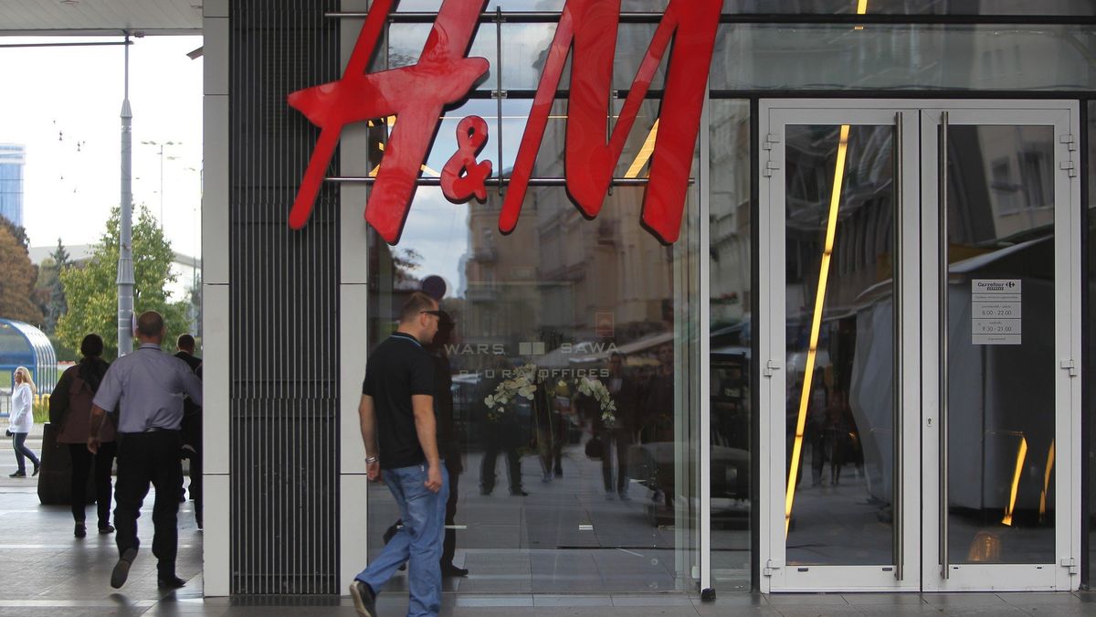 Po informacjach o sprzedaży ubrań akcje H&M spadają.