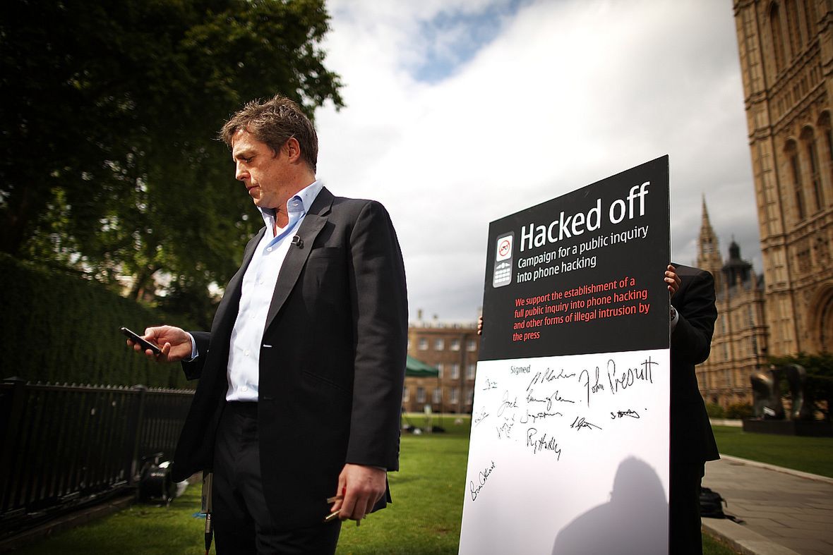 Hugh Grant po skandalu z podsłuchiwaniem telefonów przez brytyjskie tabloidy przyjął rolę działacza na rzecz poszanowania prywatności 