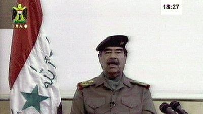 Na zdjęciu z irackiej satelitarnej TV z 4 bm.: iracki prezydent Saddam Husajn odczytuje oświadczenie (PAP/EPA)