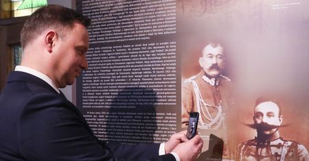 Prezydent dowcipkuje z wąsów bohatera. Internauci podzieleni
