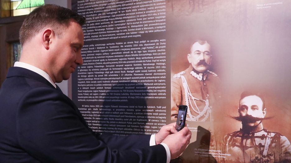 Prezydent robi zdjęcie Witoldowi Górczyńskiemu