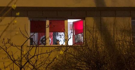 Szokująca kolekcja w warszawskim mieszkaniu. Nazistowskie symbole na ścianie