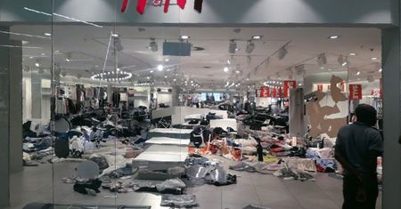 Niszczą wnętrza sklepów H&M. Eskaluje konflikt o "rasistowską" reklamę