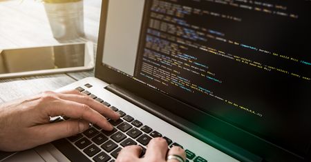 Okradł firmę na ponad 6 mln dolarów. Wpadł przez dokumenty stworzone w Wordzie