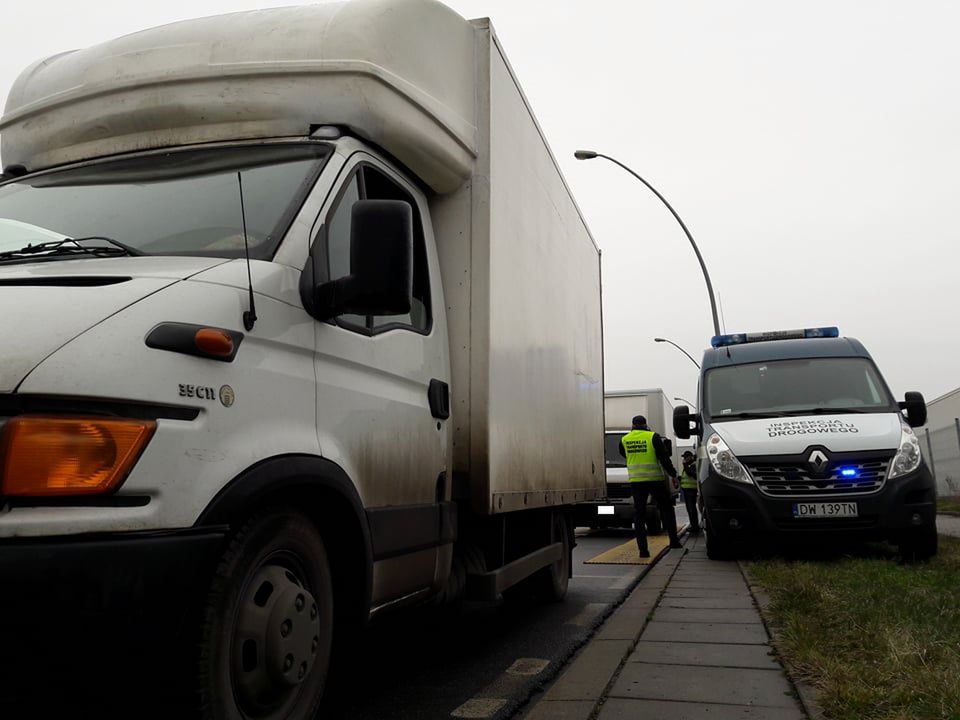 Zatrzymali ciężarówkę do kontroli. Waga pokazała trzykrotne przeładowanie!