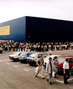 Klienci rozbijali namioty w oczekiwaniu na otwarcie. Ikea przypomniała zdjęcia sprzed 20 lat