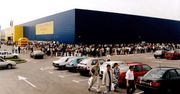 Klienci rozbijali namioty w oczekiwaniu na otwarcie. Ikea przypomniała zdjęcia sprzed 20 lat