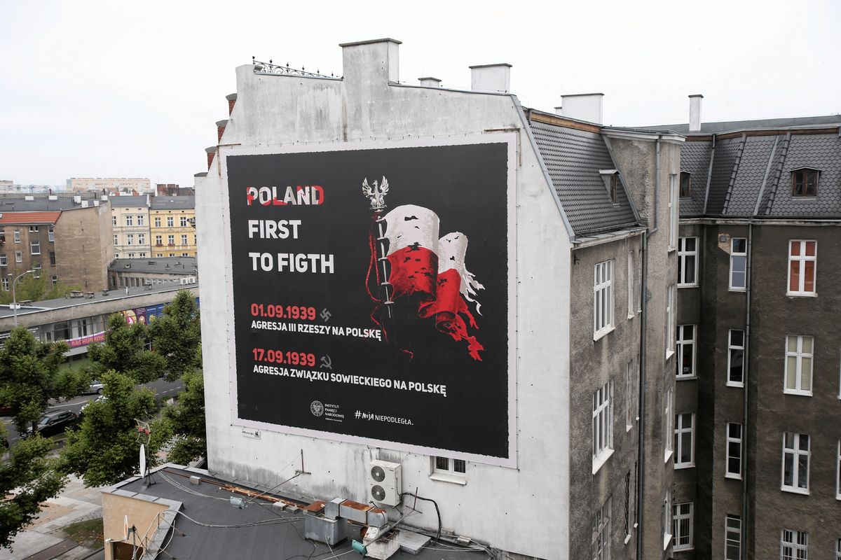 "Poland first to figth". Kompromitująca wpadka IPN na banerze. Tłumaczenie instytutu zaskakuje