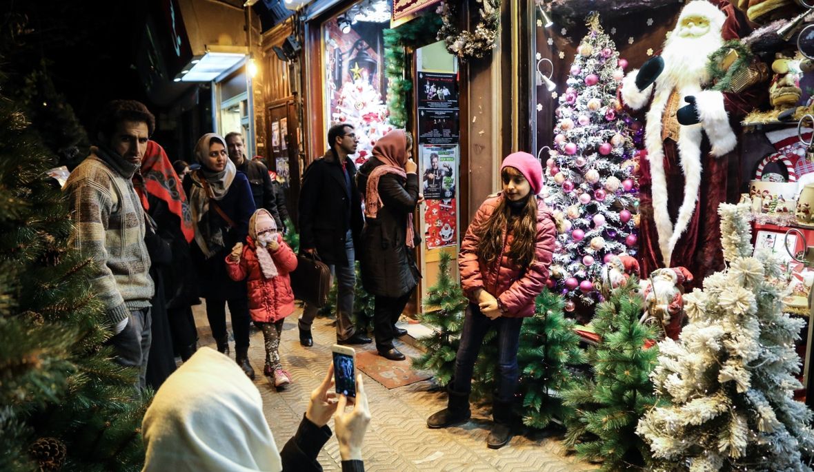 Dziewczynka pozuje przed bożonarodzeniowymi dekoracjami sklepu w Teheranie. Dzielnica Mirzayeh Shirazi jest zamieszkana głównie przez chrześcijańskich Ormian 