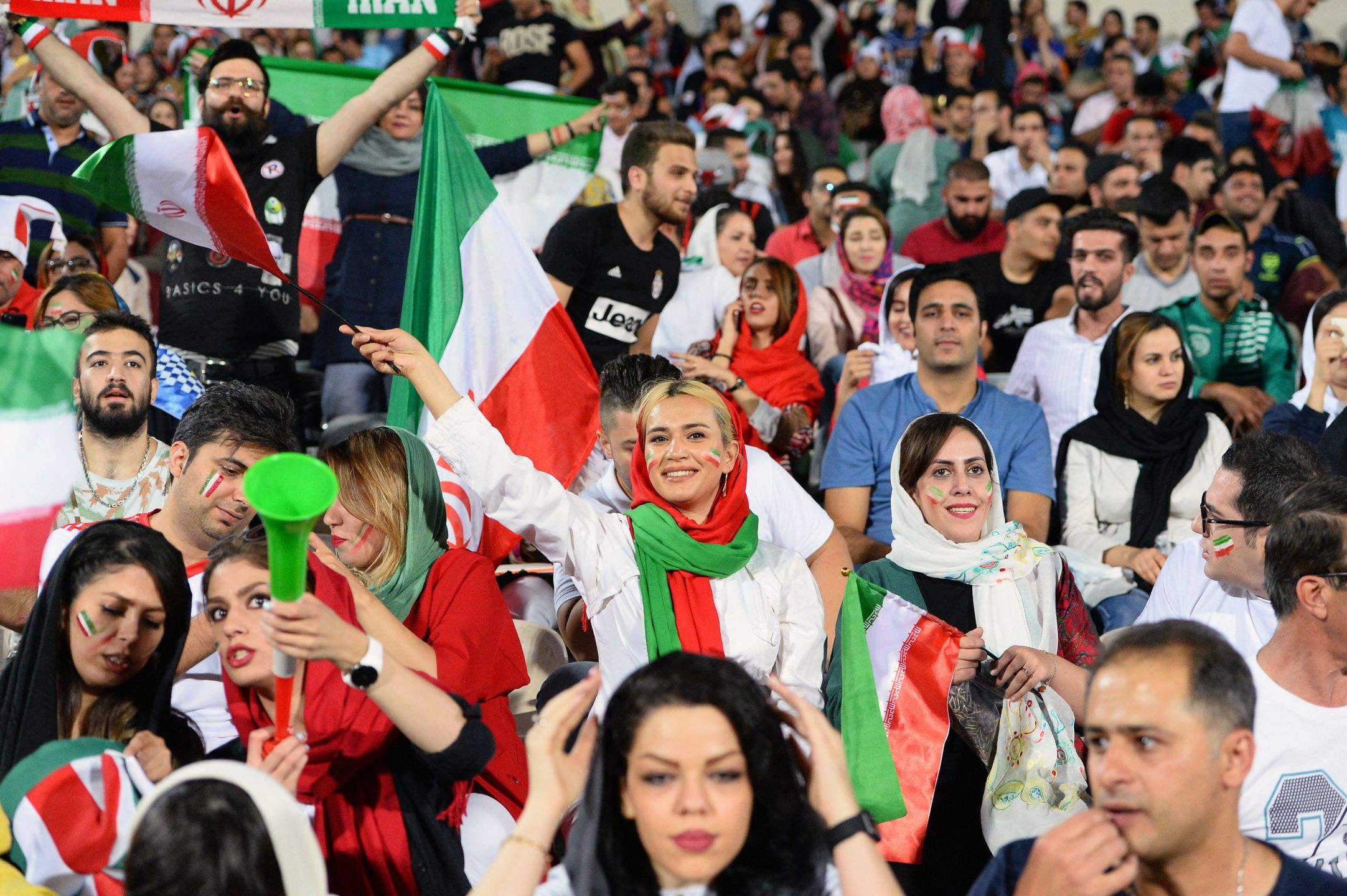 Iranki na stadionie w Teheranie