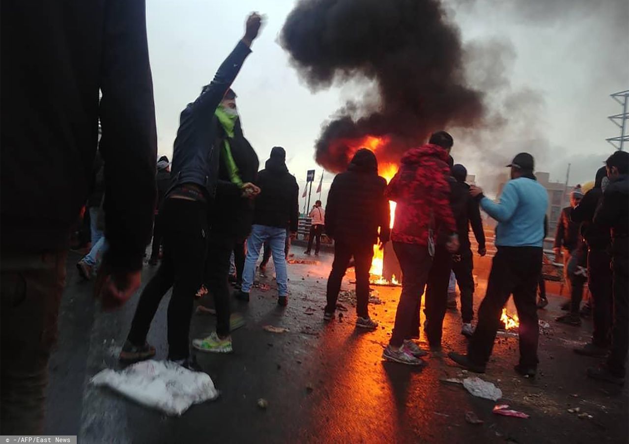 Protesty w Iranie. Już trzecią dobę bez internetu. Władze ukrywają, co dzieje się w kraju