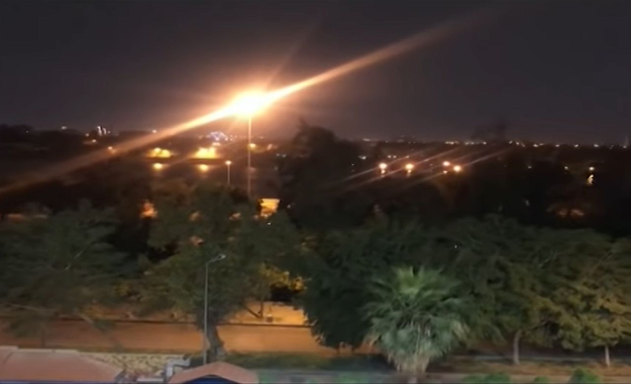 Irak. Trzy rakiety wystrzelone w Zieloną Strefę w Bagdadzie. Do sieci trafiło wideo