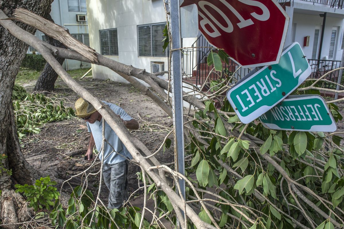 Huragan Irma osłabł, ale wciąż groźny. Dalej sieje zniszczenie