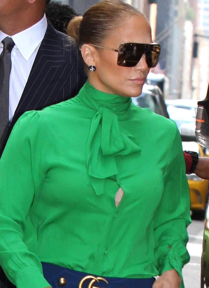 Jennifer Lopez w modnych okularach