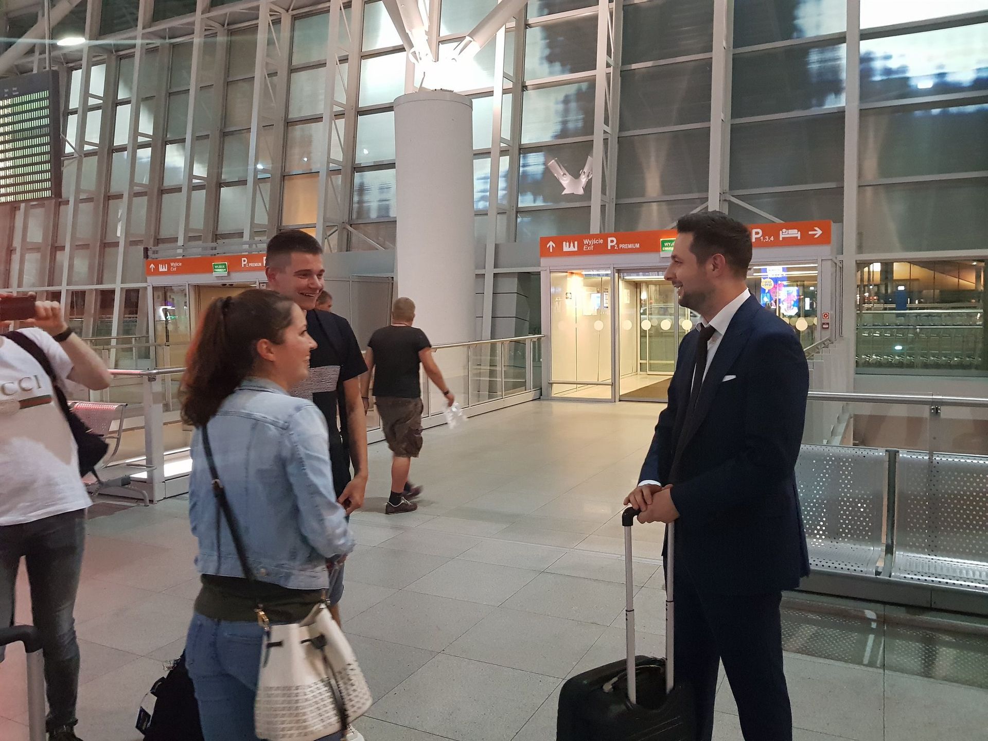 Patryk Jaki na lotnisku 