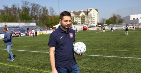 Mamy listę zakupów dla Patryka Jakiego. Prezes Kotwicy Kołobrzeg: Tyczki, piłki, pachołki...
