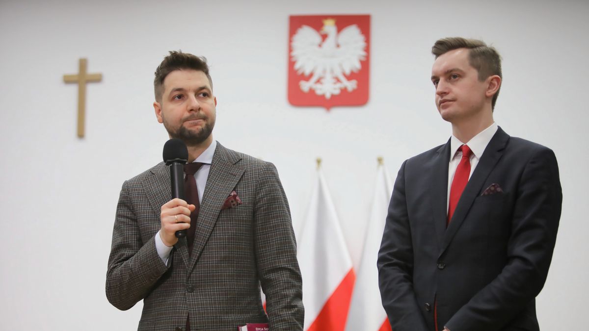 Przewodniczący komisji Patryk Jaki i wiceprzewodniczący Sebastian Kaleta podczas konferencji prasowej po niejawnym posiedzeniu komisji weryfikacyjnej w Ministerstwie Sprawiedliwości w Warszawie