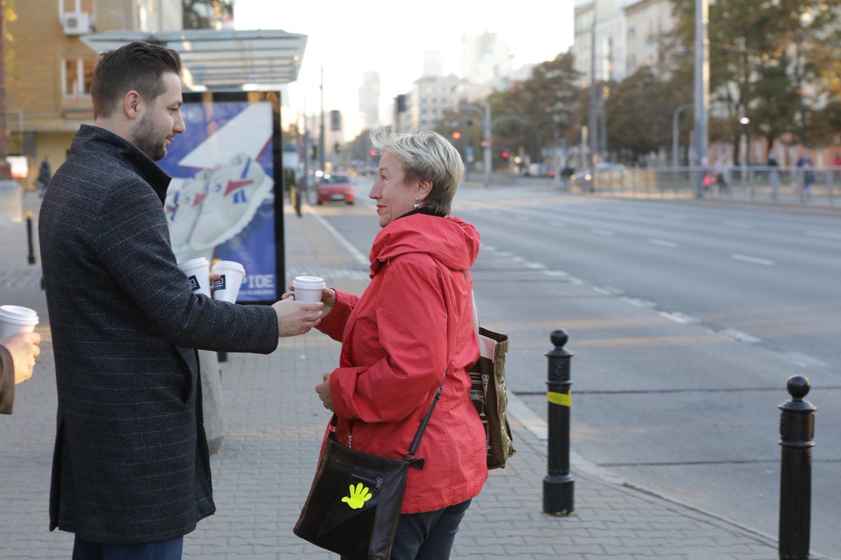 Patryk Jaki rozpoczyna kolejną akcję. Częstuje warszawiaków kawą