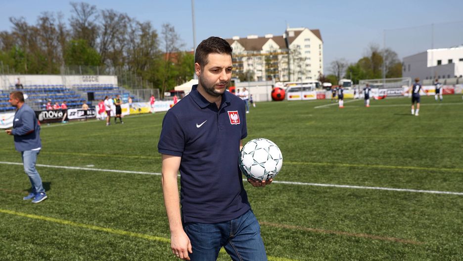 Patryk Jaki szykuje przesyłkę dla młodych piłkarzy w Kołobrzegu