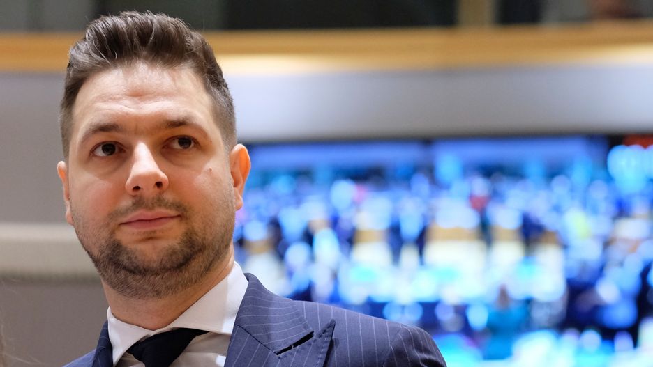 Patryk Jaki zastanawia się, czy nie założyć koszulki z napisem "konstytucja"