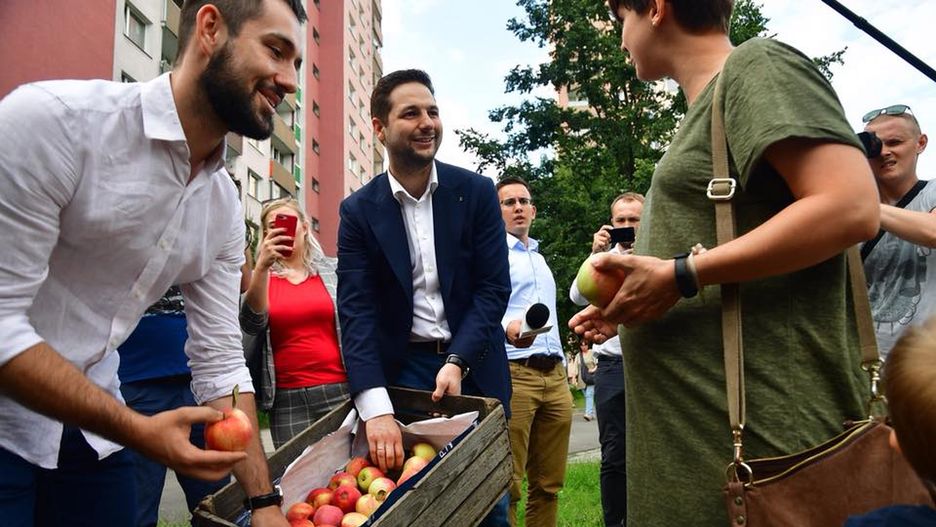 Kampania samorządowa i lokalne problemy coraz częściej ustępują pola polityce partyjnej