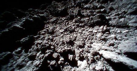 Sonda Hayabusa-2 zbombardowała powierzchnię asteroidy Ryugu. A następnie na niej wylądowała