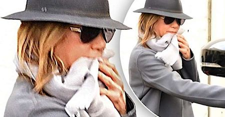 Jennifer Aniston jak poparzona wybiegła w kapciach od swojej kosmetyczki! Nie wyglądała najlepiej