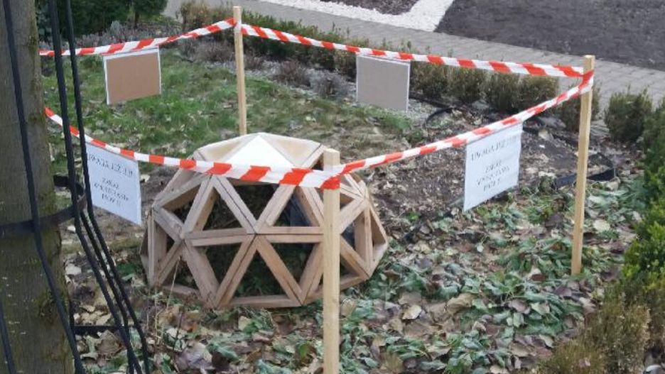 Proszowice k. Krakowa. Lokalni miłośnicy przyrody zadbali o ochronę zimowego legowiska jeża