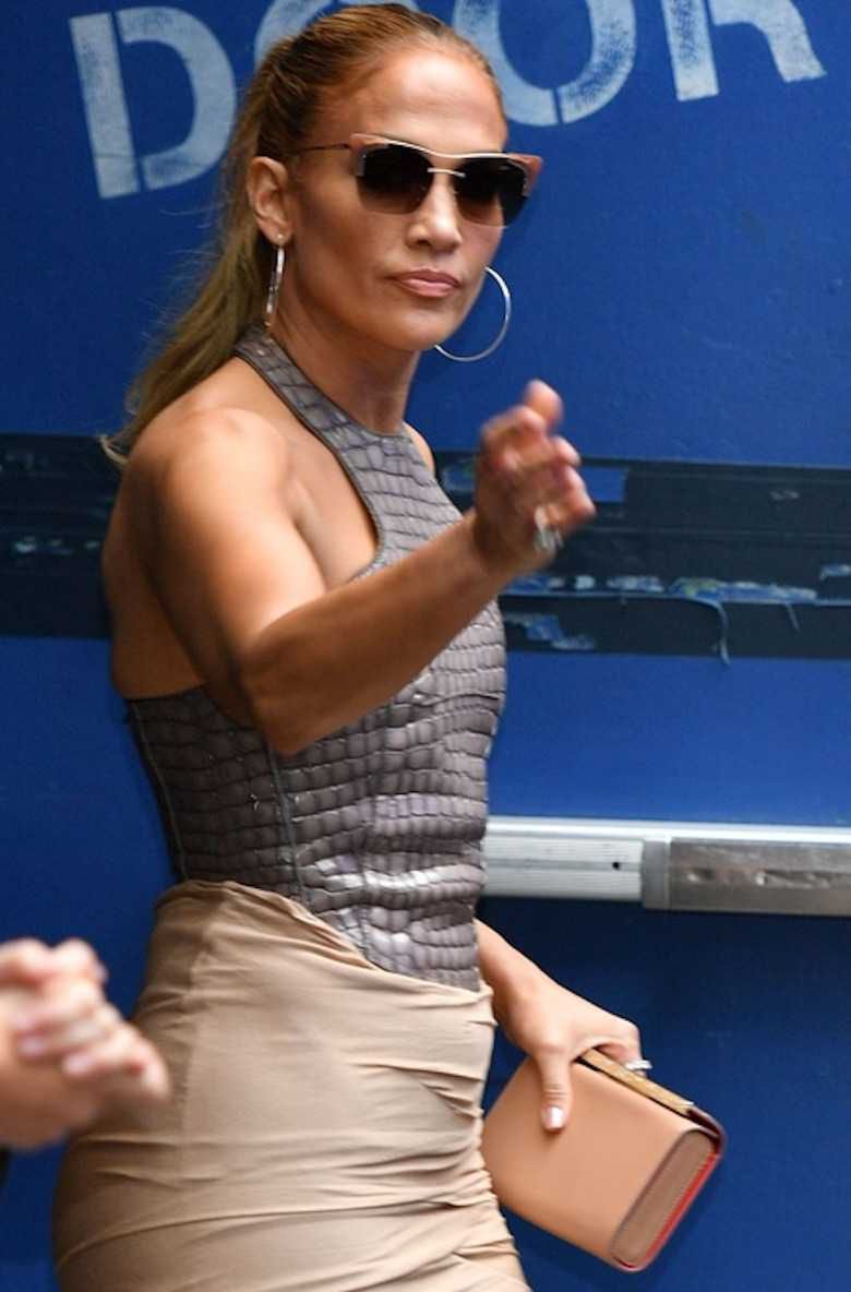 Jennifer Lopez w cielistej spódnicy i zabójczych szpilkach w drodze do Good Morning America