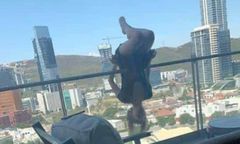 23-latka wypadła z balkonu podczas uprawiania jogi. Połamała 110 kości