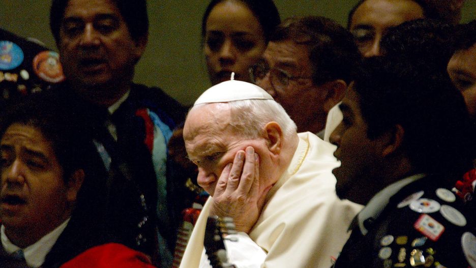 Papież Jan Paweł II. "Wiele spraw, które dziś wywołują paroksyzmy hierarchów, to materie przykryte grubą warstwą tzw. troski o dobro Kościoła z czasów papieża Polaka".