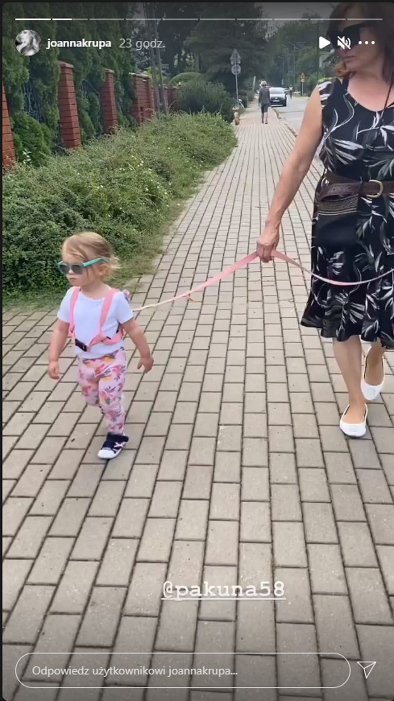 Joanna Krupa na spacerze z Ashą