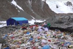 Śmieci przy namiocie pozostawione na K2. Obozowali tam Polacy