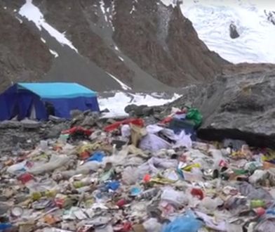 Śmieci przy namiocie pozostawione na K2. Obozowali tam Polacy