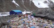 Śmieci przy namiocie pozostawione na K2. Obozowali tam Polacy