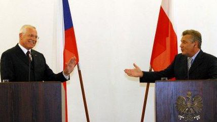 Vaclav Klaus i Aleksander Kwaśniewski (fot. PAP/Tomasz Gzell)