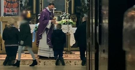 "Tylko nie mów nikomu". Film Tomasza Sekielskiego na YouTubie