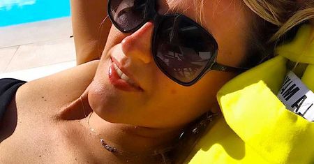 Umęczona upałem Karolina Szostak leży błogo na trawie! Widok zmysłowej gwiazdy w zielonych kiściach to wakacyjna delicja!