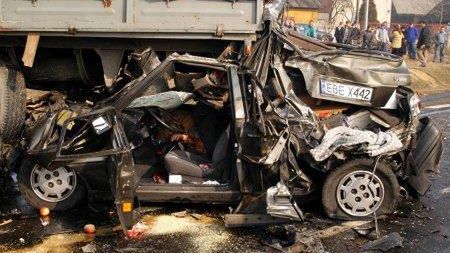 Wrak poloneza (fot. PAP/Grzegorz Michałowski)