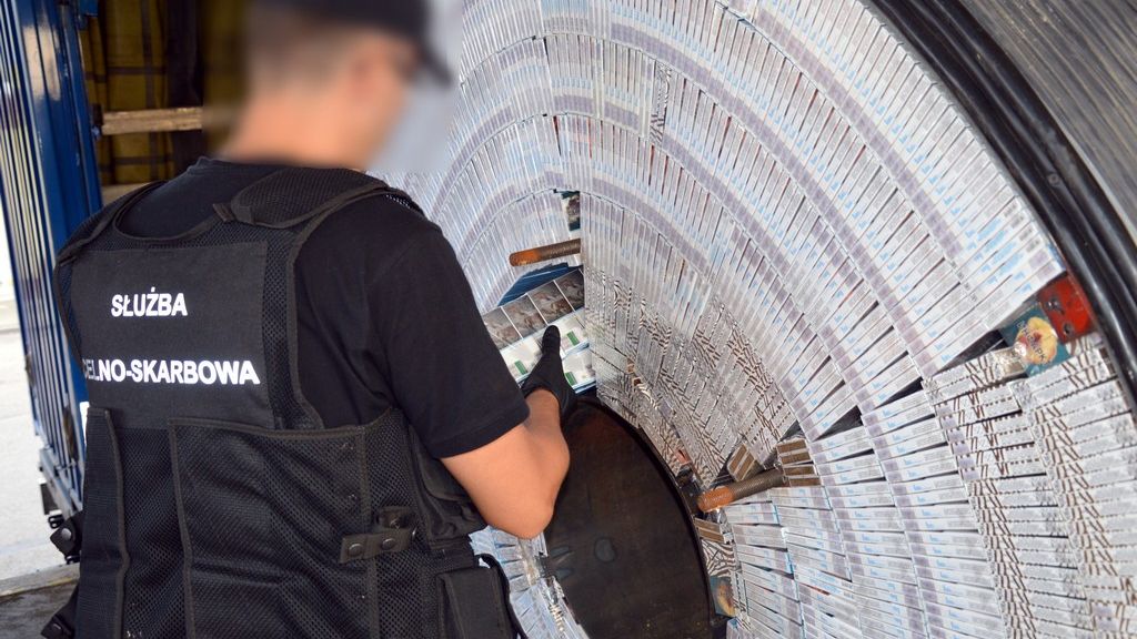 W wielkich szpulach kabli ukryte były nielegalne papierosy.