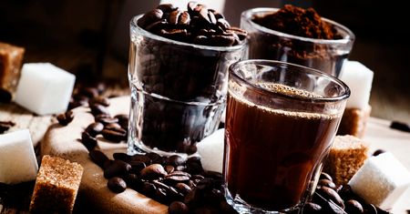 "Ekspresso" i "czarna kawa" - te błędy popełniają Polacy w kawiarni