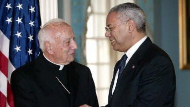 Kardynał Laghi z Colinem Powellem (fot. AFP)