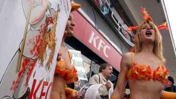 Pikieta przed KFC w obronie kurczaków