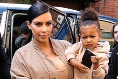 Kim Kardashian z córką na pokazie Kanye Westa