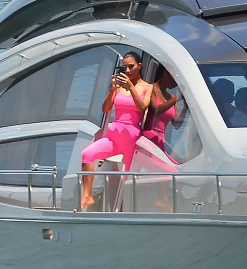 Kim Kardashian pozowała z każdej możliwej strony jachtu