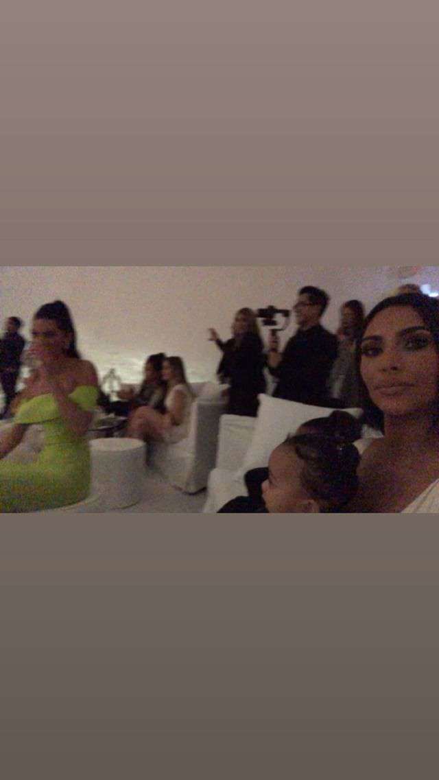 Kim Kardashian i Saint West, w tle Kendall Jenner – impreza świąteczna w Winter Wonderland