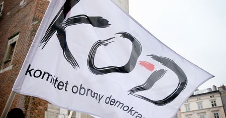 Lider kapeli grającej na marszach KOD unika odsiadki. Szuka go policja