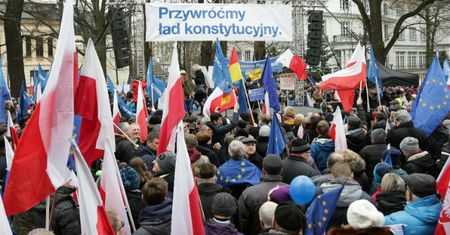 Lider kapeli grającej na wiecach KOD oskarżony o handel kobietami
