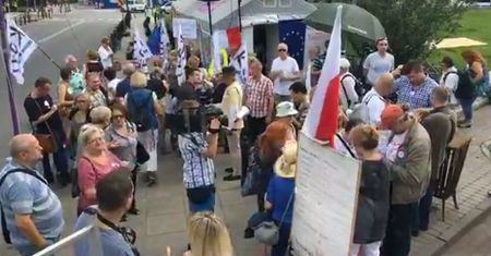 "Precz z Kaczorem dyktatorem". Pod Sejmem trwa pikieta KOD-u. Dyskutują z nimi zwolennicy PiS-u